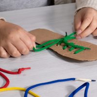 Training des Schuhebindens